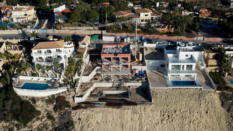 Una villa sobre un acantilado portada 02